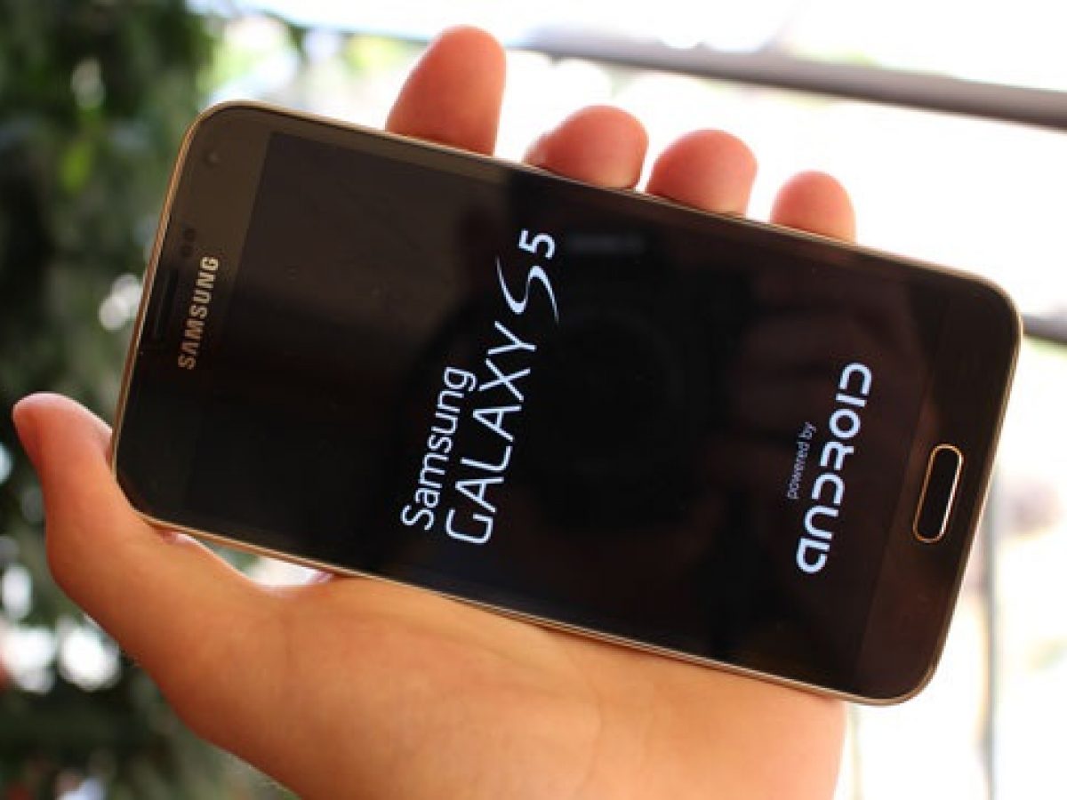 Почему загорелся самсунг. Samsung включился. Включение телефона самсунг. Самсунг при включении. Самсунг не галакси.
