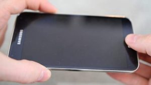 Samsung Galaxy S5 won’t turn on unless the battery is pulled out and placed back in