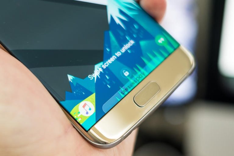 Galaxy S7 screen flickers if brightness is set to low, other issues