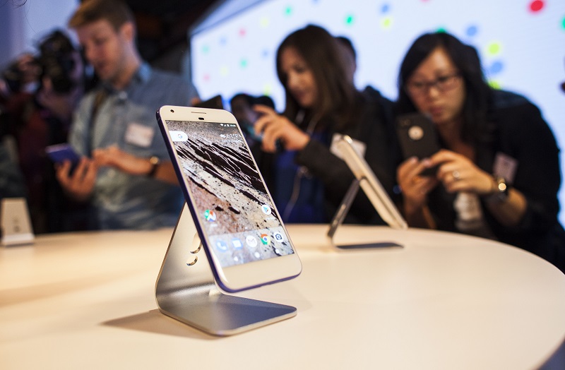 SAN FRANCISCO, CA - OCTOBER 04: Members of the media examine Google's Pixel phone during an event to introduce Google hardware products on October 4, 2016 in San Francisco, California. Google unveils new products including the Google Pixel Phone making a jump into the mobile device market. (Photo by Ramin Talaie/Getty Images)