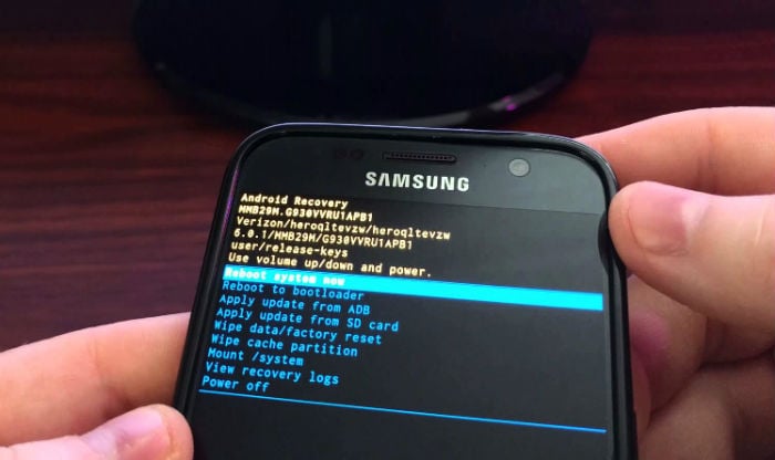 Galaxy S7 randomly shuts down reboots