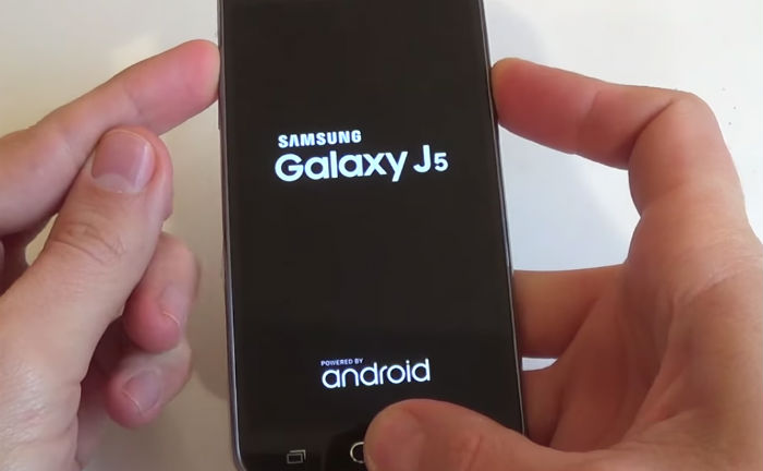 Samsung Galaxy J5 booting up