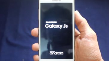 Samsung Galaxy J5 booting up