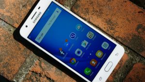 Galaxy J5 screen stays black but receives calls, screen flickers when brightness is low