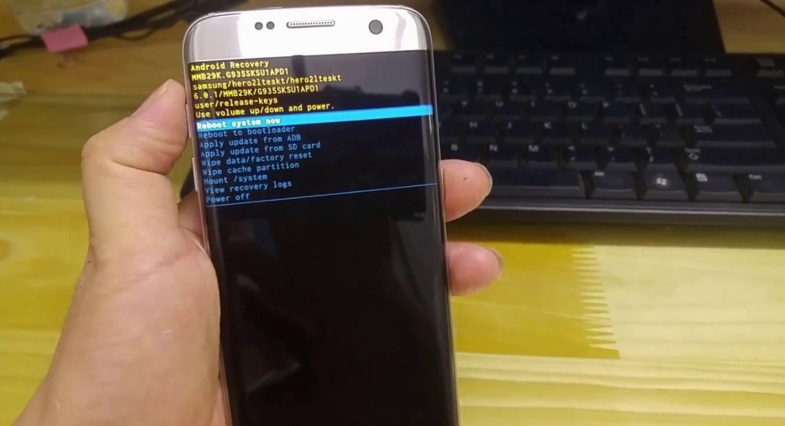 Galaxy S7 screen stays black but remains responsive, monitor is not