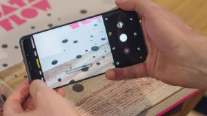 What to do if Galaxy S9 has “Warning: Camera failed” bug and camera app keeps crashing after an update