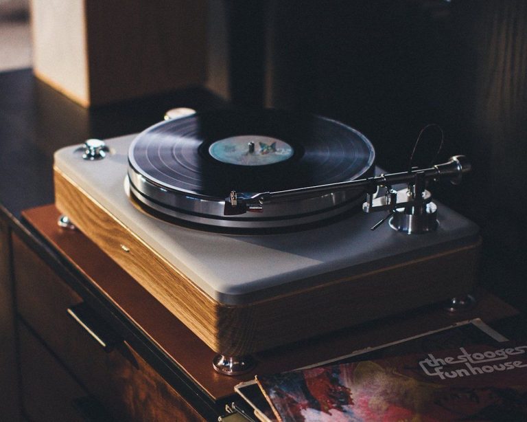 5 Best Turntable Under 200 in 2025