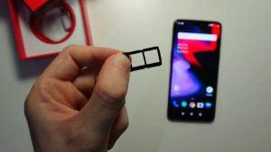 How to insert a SIM card into the OnePlus 6