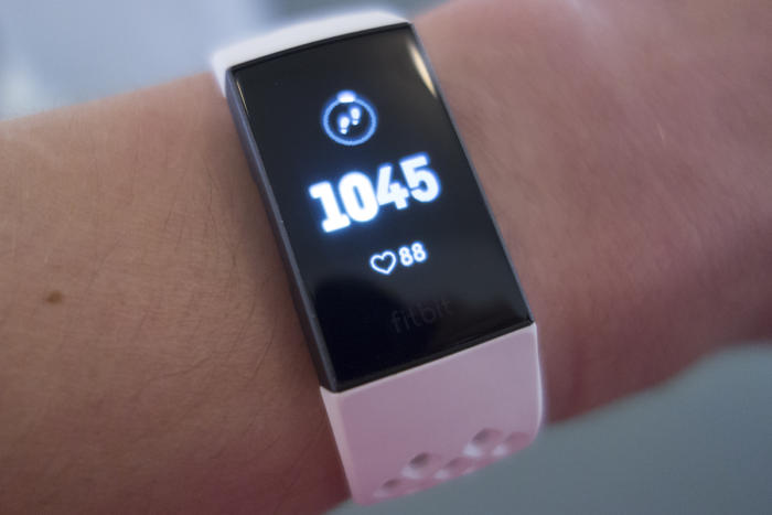 fitbit charge 3 screen display options