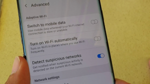 How to fix mobile data not automatically connecting when wifi is off on Galaxy S10 | Switch to mobile data not working