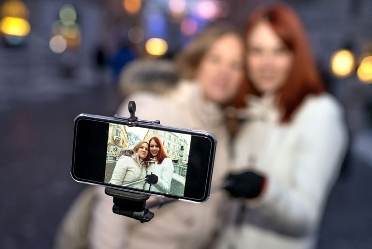 5 Best Selfie Sticks For Moto G7